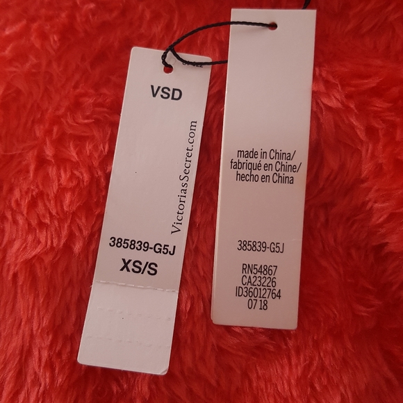 NWT Victoria's Secret Red Plush Cozy Short Robe Sz XS/S - Picture 11 of 11